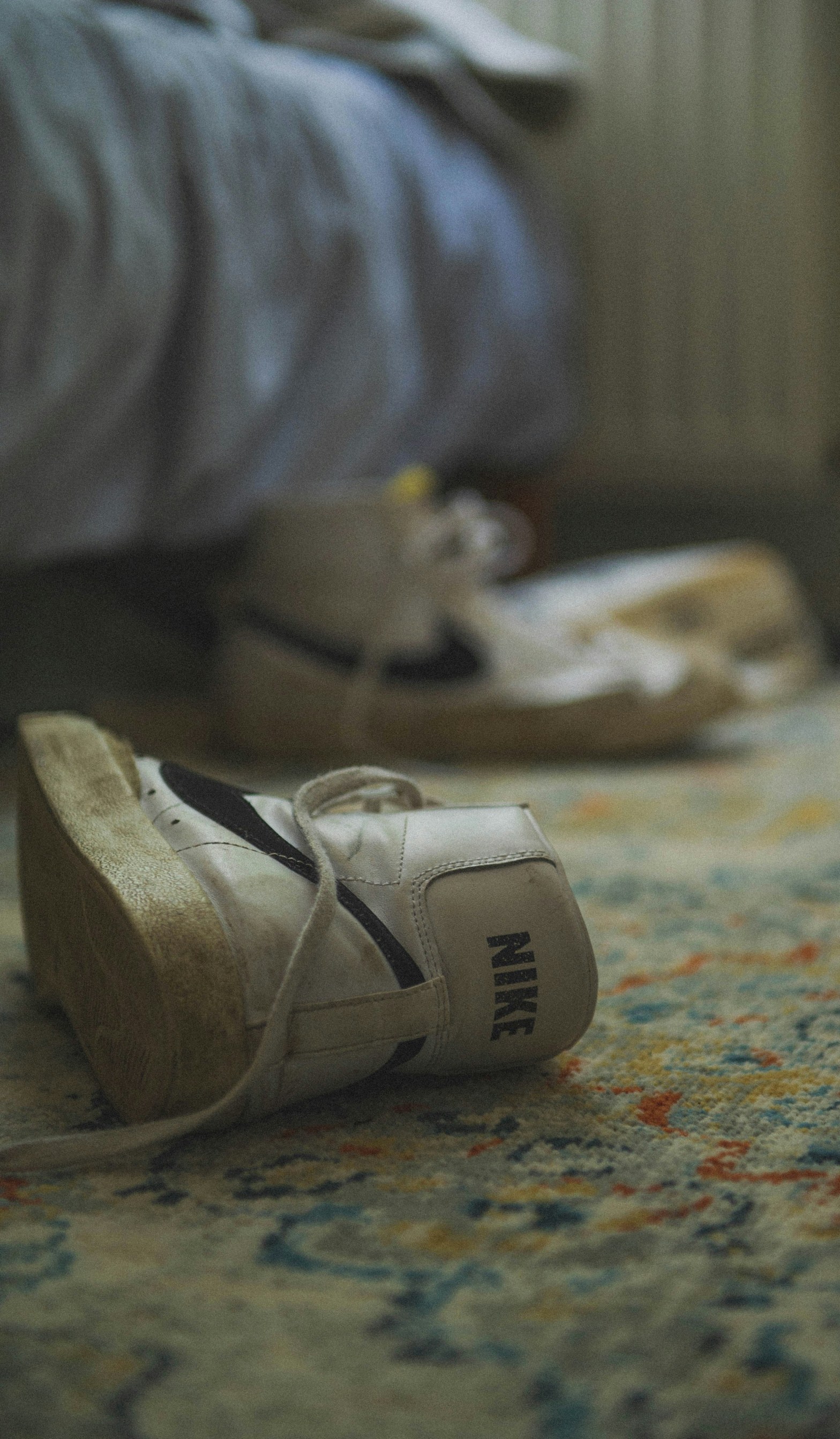 Una bibbia e un paio di scarpe